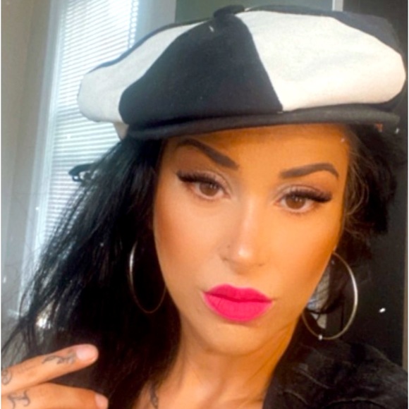 Meet your Posher, Jeanette - Picture 1 of 1